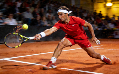 法网公开赛纳达尔在红土赛场奋力击球精彩瞬间