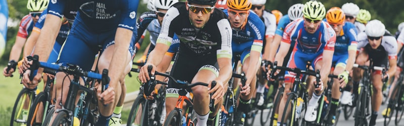 F1摩纳哥大奖赛赛车在街道赛道高速过弯惊险画面