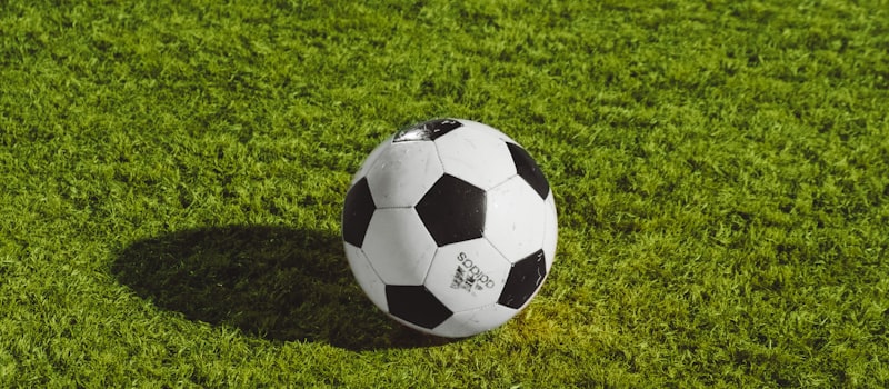 梅西在巴黎圣日耳曼比赛中带球突破防守球员的精彩瞬间