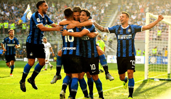 意大利杯决赛国际米兰球员庆祝进球胜利的激动时刻